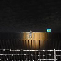 Migrante quedó atorado en el muro al intentar cruzar a EU