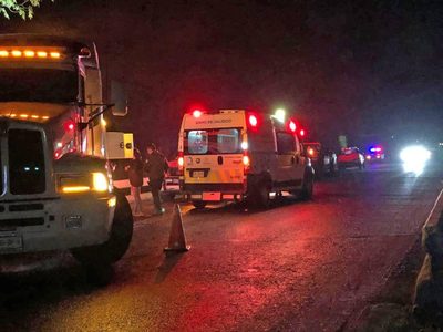Mueren seis personas al caer una camioneta al Río Sabinos en Atotonilco El Alto