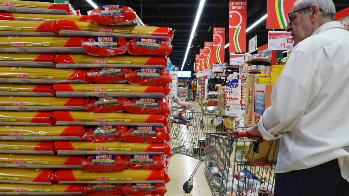 Clientes miran paquetes de pasta en un supermercado en Milán