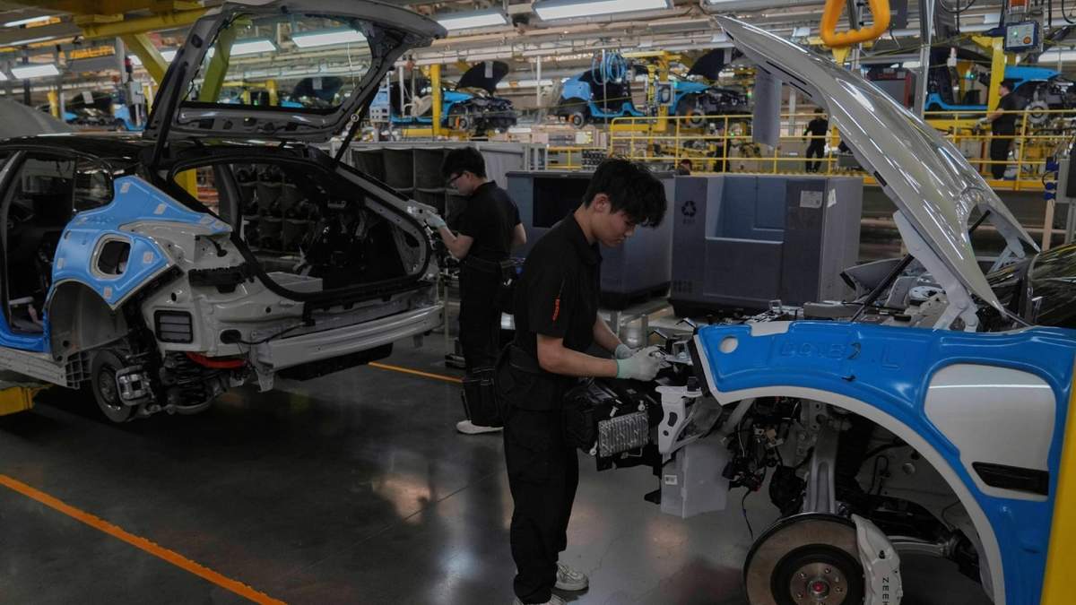 Trabajadores ensamblan modelos Zeekr 001 EV en la planta de la automotriz china Zeekr en Ningbo, en la provincia oriental china de Zhejiang, el 17 de abril de 2025
