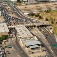 México vigilante ante cierre temporal de paso de mercancías en puente con EU