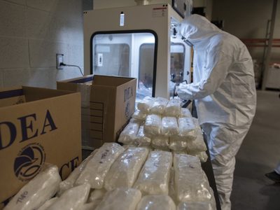 EU acusa a 4 empresas y 8 ciudadanos de China de tráfico de fentanilo y lazos con Cártel de Sinaloa