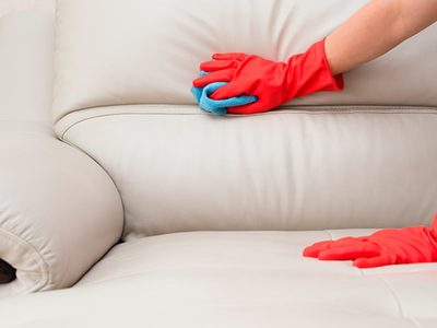 Con 2 ingredientes y un truco que pocos aplican, dejá el tapizado de tus sillas y sillón como nuevos