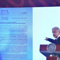 AMLO mostró el oficio que envió a la ministra Piña sobre el pago de impuestos de Salinas Pliego