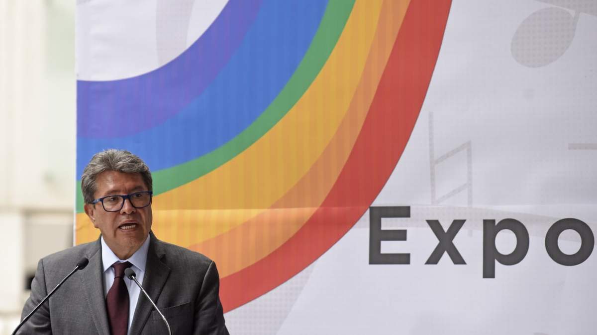 Monreal en la exposición de arte LGBTTTIQ+, inaugurada por la Junta de Coordinación Política