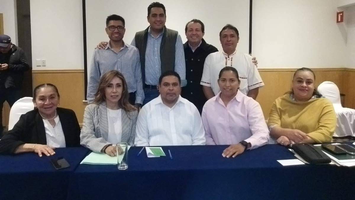 René Valdez (de blanco), nuevo presidente de la Federación Mexicana de Asociaciones de Atletismo (FMAA)