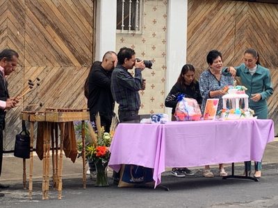 Excompañeros de la UNAM llevan pastel a Sheinbaum para celebrar su cumpleaños 62