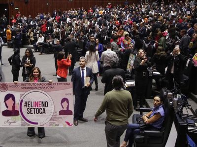 Morena y aliados aprueban en "fast track" el Plan B de la reforma electoral de AMLO