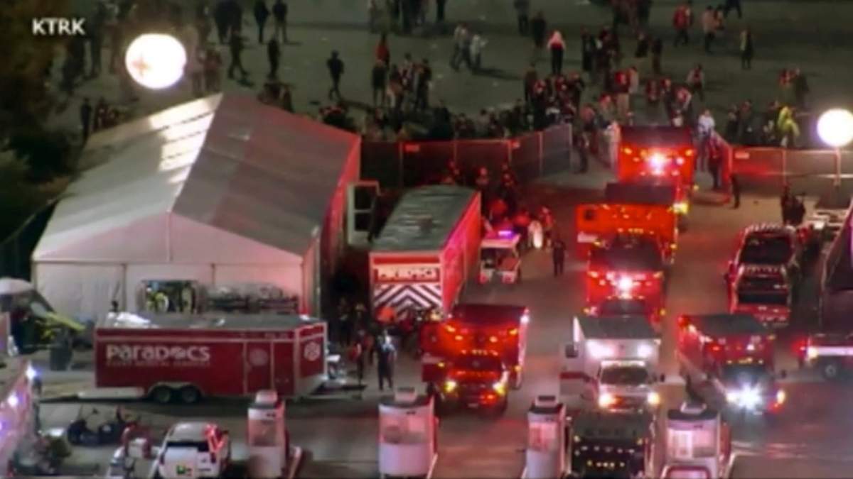 Unidades de emergencia en las instalaciones del festival musical Astroworld