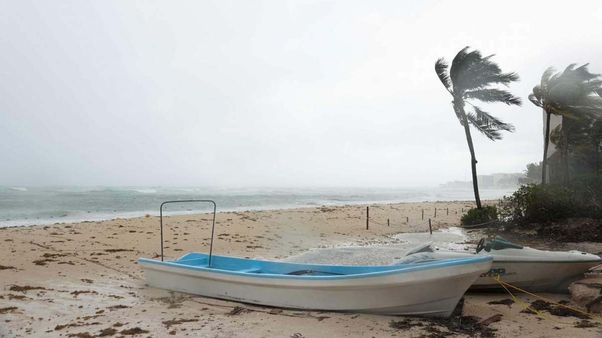 Beryl a su paso por playa del Carmen
