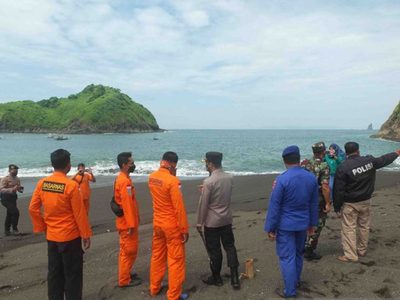 Mueren ahogadas 11 personas mientras preparaban un ritual de meditación en una playa de Indonesia