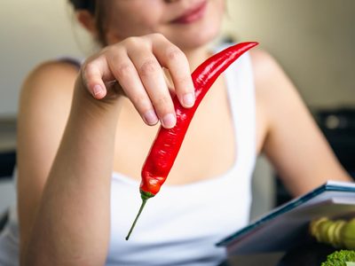Comer picante mejora la salud del corazón y el cerebro