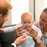 Preocupación en la familia real por Archie: el príncipe Harry y Megan Markle temen lo peor