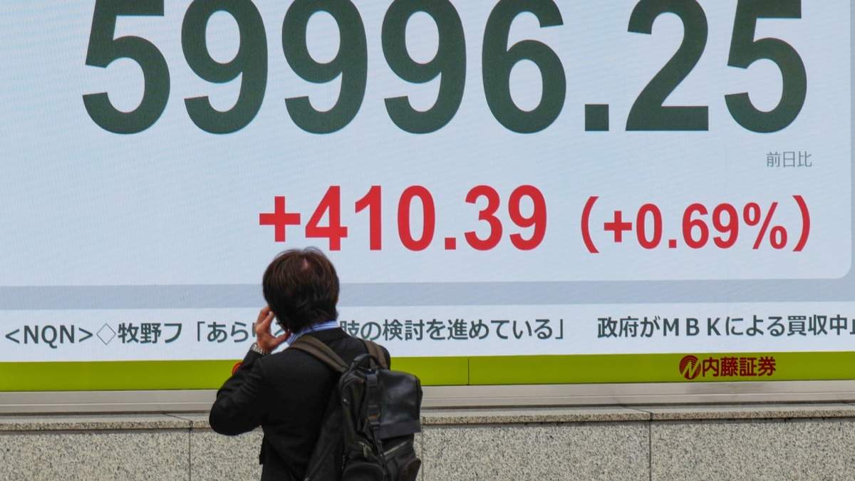 Una persona mira una pantalla con el índice Nikkei de Japón en el edificio de una firma financiera el jueves 23 de abril de 2026, en Tokio