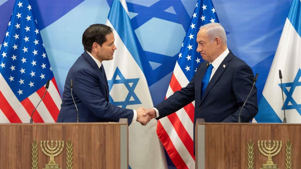 El secretario de Estado de EEUU, Marco Rubio, y el primer ministro israelí, Benjamin Netanyahu, se dan la mano durante una conferencia de prensa en la oficina del primer ministro en Jerusalén, Israel, el domingo 16 de febrero de 2025