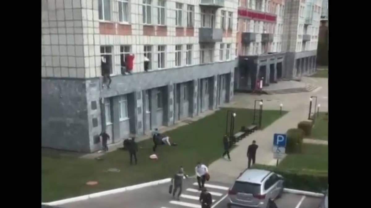 Algunos alumnos saltaron de las ventanas para ponerse a salvo del ataque