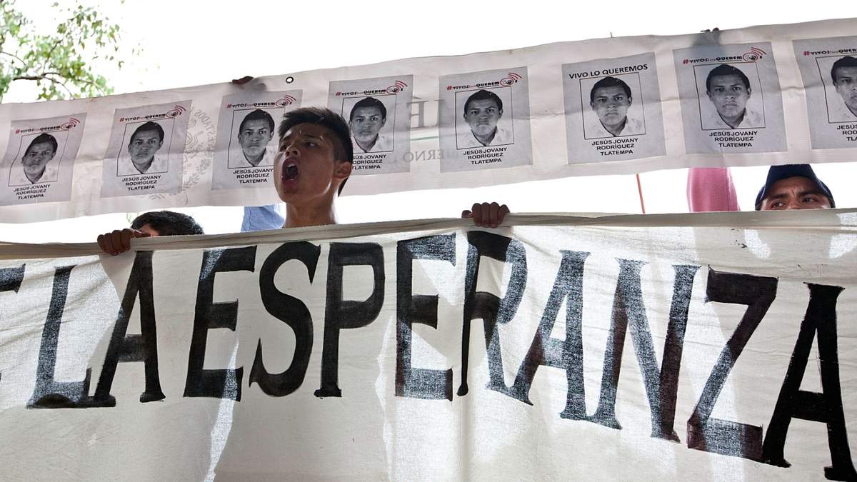 Ciudadanos de Tixtla marchan a la Escuela Normal de Ayotzinapa para exigir la renuncia del gobernador Ángel Aguirre. 2014