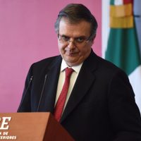 A petición de EU, México analiza más restricciones a vuelos: Ebrard