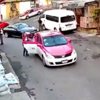 Automovilista confunde los pedales y atropella a mujer que bajaba de un taxi en la CDMX (Video)