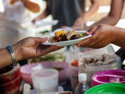 Una cena solidaria en las calles de Buenos Aires