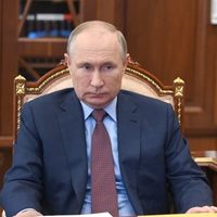 Enseñar a niños que pueden cambiar de género es "monstruoso": Putin