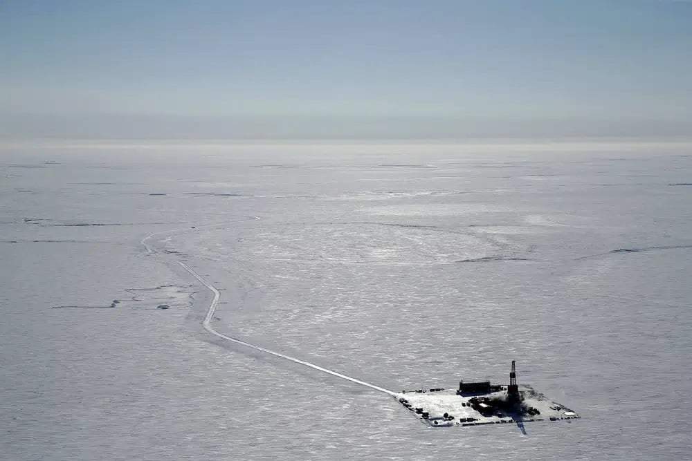 Fotografía aérea de 2019 de un campamento de perforación exploratoria en el sitio propuesto para el proyecto petrolero Willow en North Slope, Alaska