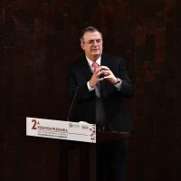 Tunden a Marcelo Ebrard por publicar foto falsa de John Lennon con una playera de Pedro Infante