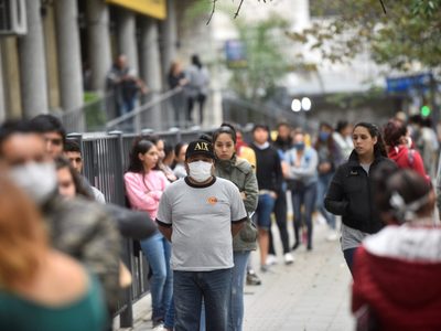 Interminables colas para cobrar el bono de $10.000 en todo el país