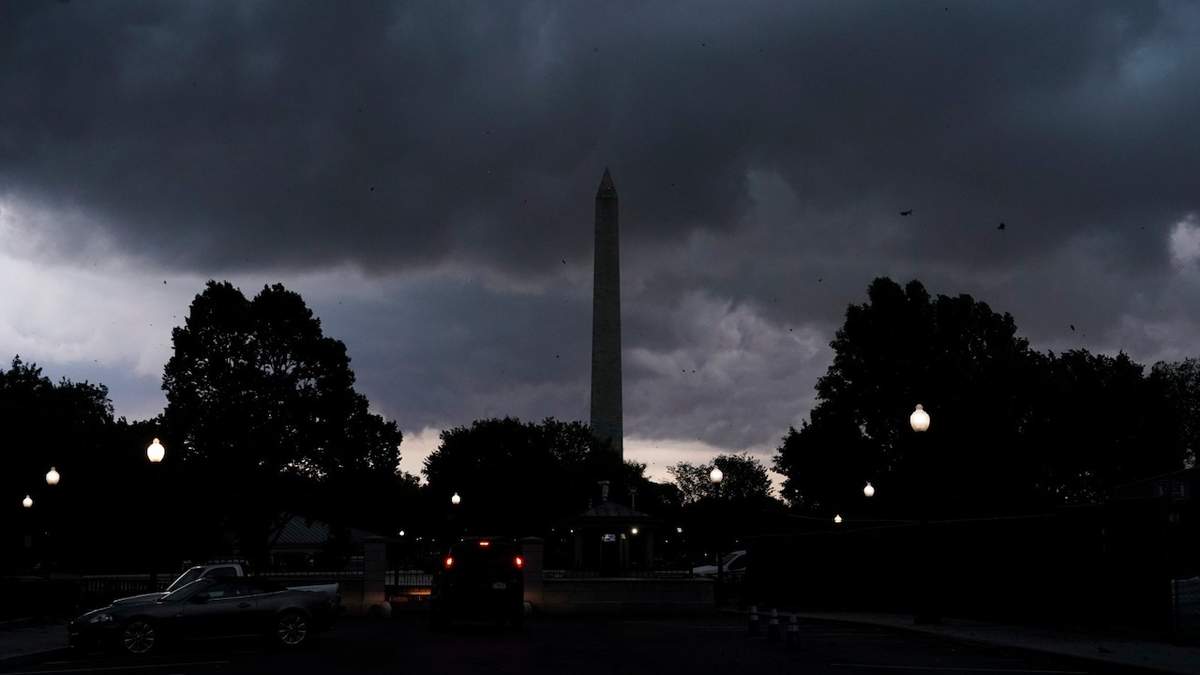 Nubes de tormenta sobre el Monumento a Washington