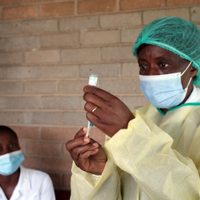 Entre la hambruna y la pobreza extrema, África le apuesta todo a las vacunas