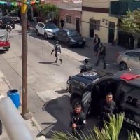 Presunto homicida recibe a balazos a policías que pretendían arrestarlo; un agente está grave