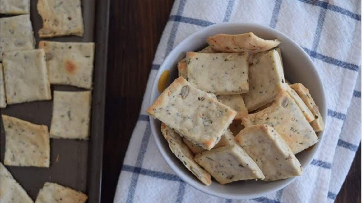 Crackers de cebolla, semillas y queso. Fuente: (X)