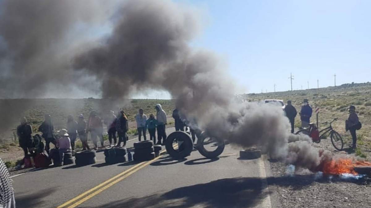 Integrantes del Polo Obrero cortando el tránsito en Ruta Nacional 22. Fuente: (Twitter)