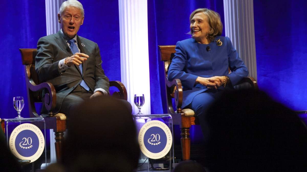 El expresidente Bill Clinton y la exsecretaria de Estado Hillary Rodham Clinton responden a preguntas de la audiencia el sábado 7 de diciembre de 2024 en el auditorio del Robinson Center, en Little Rock, Arkansas