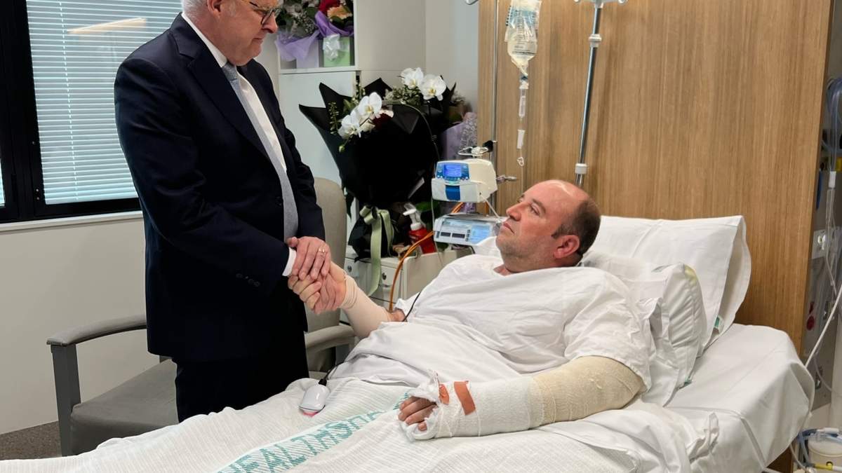 El primer ministro Anthony Albanese visita a Ahmed al Ahmed en el hospital St George de Sydney