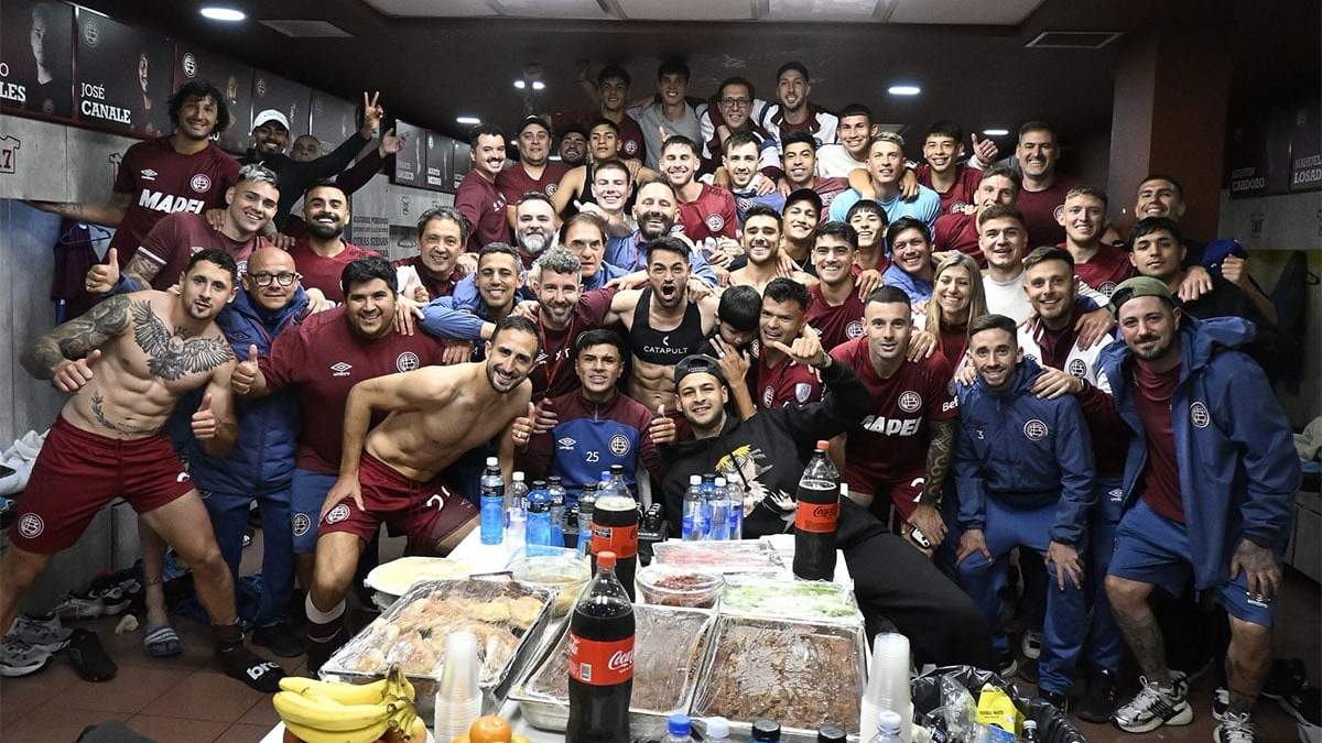 Festejo en el vestuario de Lanús.