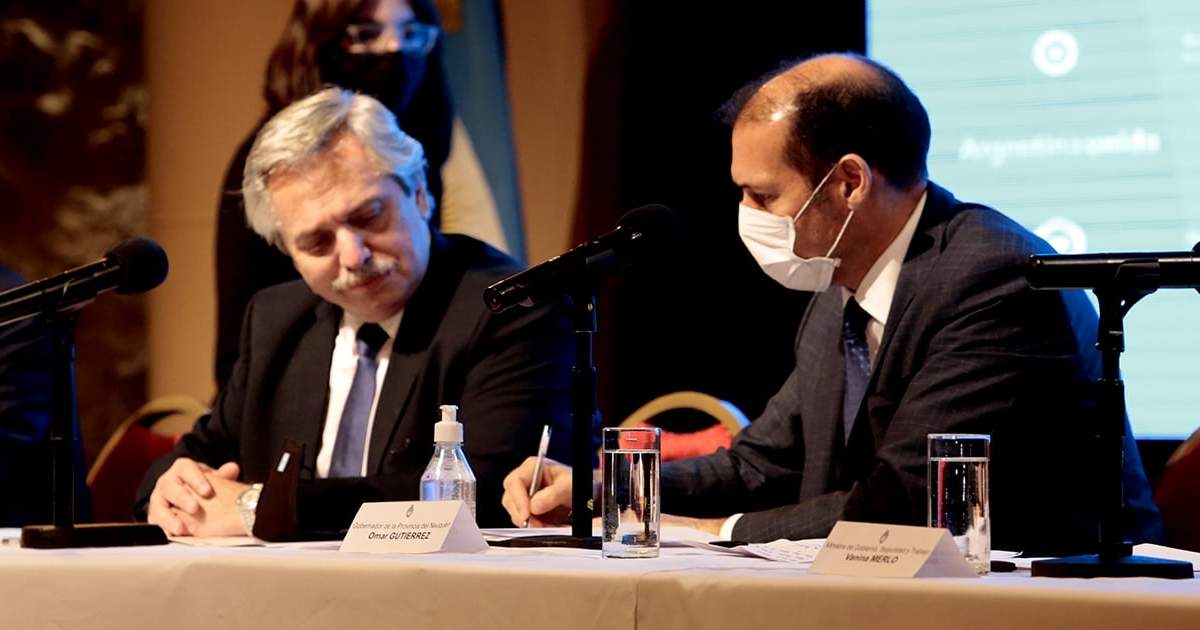 Alberto Fernández junto al gobernador Omar Gutiérrez. Fuente: (Twitter)