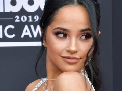 Becky G desborda de alegría en el escenario de los Premio Lo Nuestro ¿Pasada de copas?