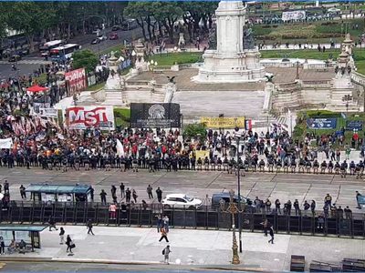 Destrozos, heridos y 124 detenidos fueron el saldo de la marcha por los jubilados: el Gobierno responsabilizó a la oposición