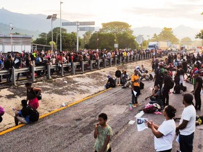 Miles de migrantes bloquearon una carretera en Chiapas y exigen salvoconductos en su camino a EU