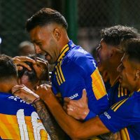 Sin jugar bien y con uno menos: agónico triunfo de Boca en el sur