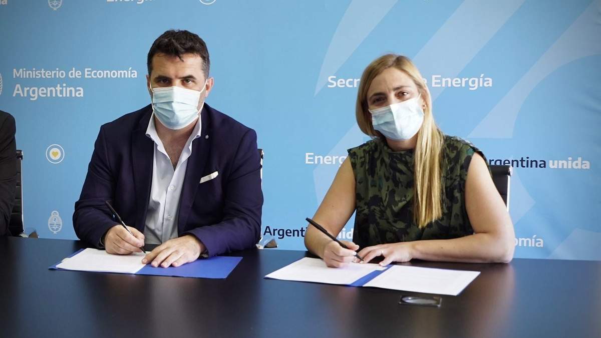 El secretario de Energía, Darío Martínez, junto a la intendenta de General Roca, María Emilia Soria. Fuente: (Twitter)