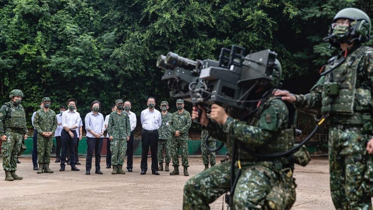 La presidenta de Taiwan, Tsai Ing Wen, observa a soldados mientras operan equipos durante una visita a una estación naval