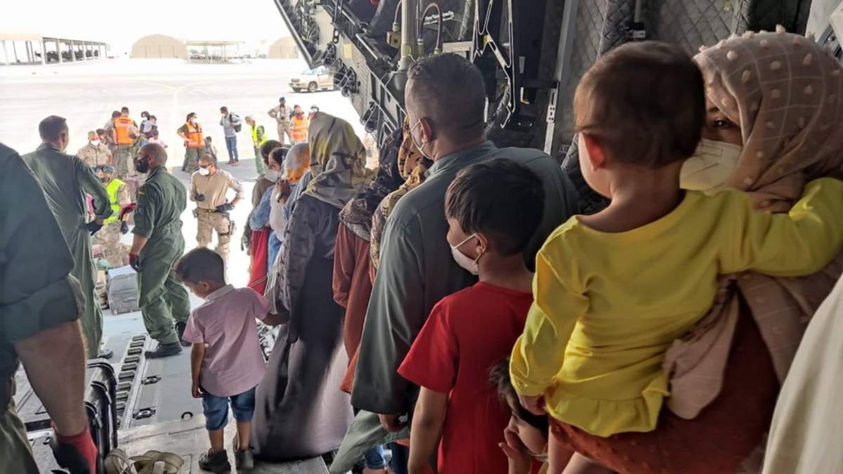 Los afganos evacuados en el aeropuerto de Dubai
