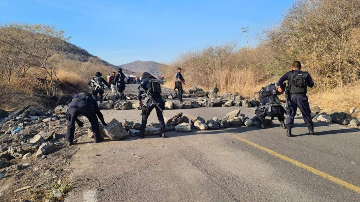 Policías de Michoacán retiran las piedras colocadas para bloquear la carretera