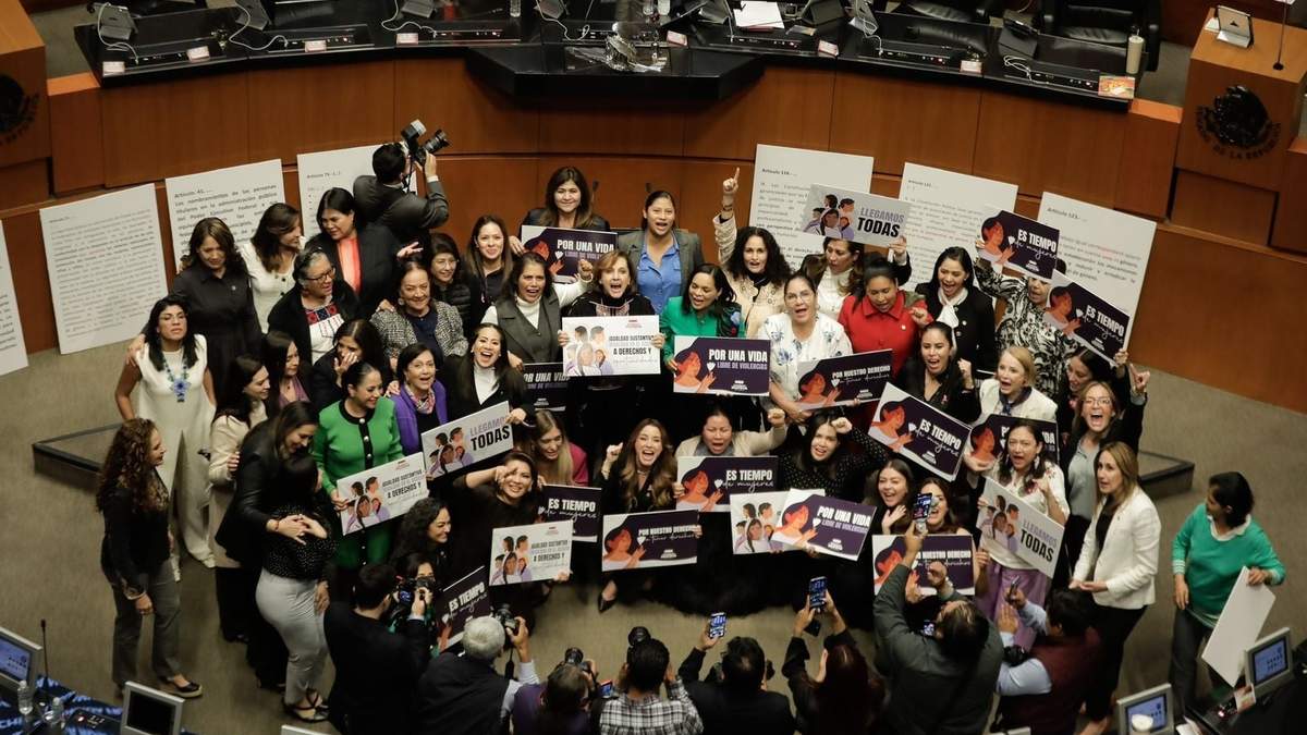 Senadoras tras la aprobación de la reforma en materia de igualdad sustantiva
