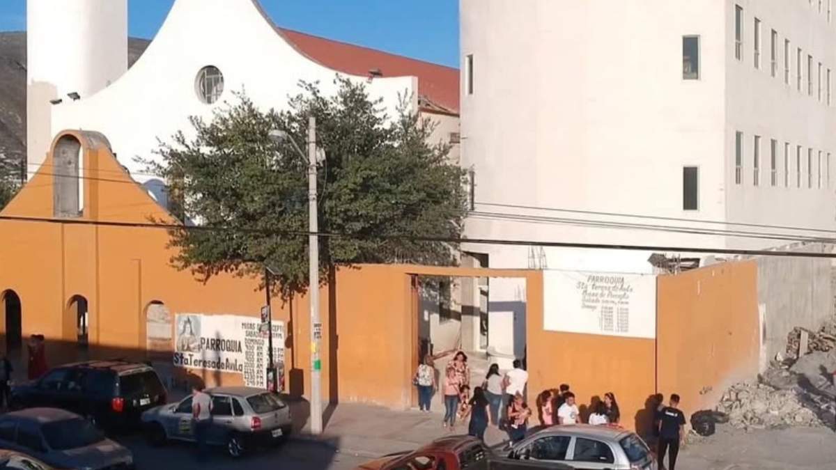 Policías resguardaron la Parroquia Santa Teresa de Ávila tras el hallazgo de una joven sin vida en los baños del recinto religioso.