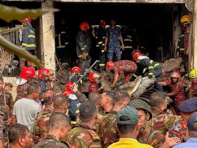 Se estrelló un avión contra una escuela en Bangladés y murieron 20 personas