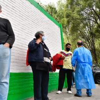 Covid-19 alcanza nuevo máximo de contagios diarios en la quinta ola