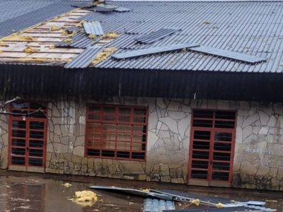 En medio del viento y las lluvias, el CPEM 17 de Villa La Angostura sufrió la voladura de su techo